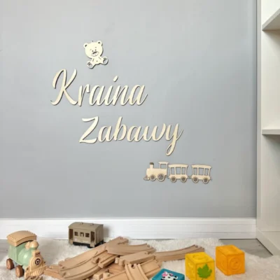 Drewniany napis na ścianę "Kraina zabawy"